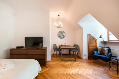 Telewizja i/lub zestaw kina domowego w obiekcie Comfortable Old Town Apartment by BookingHost
