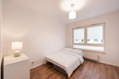 Łóżko lub łóżka w pokoju w obiekcie Saska Kępa Bright Apartament by BookingHost
