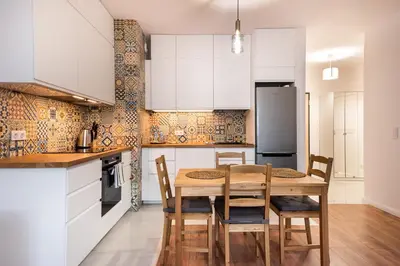 Kuchnia lub aneks kuchenny w obiekcie Saska Kępa Bright Apartament by BookingHost