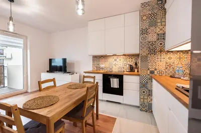 Kuchnia lub aneks kuchenny w obiekcie Saska Kępa Bright Apartament by BookingHost