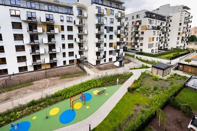 Plac zabaw dla dzieci w obiekcie Saska Kępa Bright Apartament by BookingHost