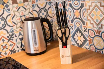 Zestaw do parzenia kawy i herbaty w obiekcie Saska Kępa Bright Apartament by BookingHost