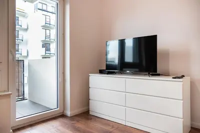 Telewizja i/lub zestaw kina domowego w obiekcie Saska Kępa Bright Apartament by BookingHost