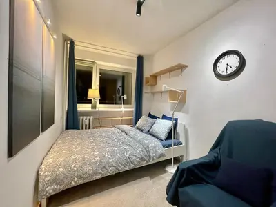 Łóżko lub łóżka w pokoju w obiekcie BLUE 3 metro WiFi 1 Gbs 75'TV Netflix Disney HBO Max AppleTV Amazon