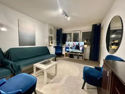Telewizja i/lub zestaw kina domowego w obiekcie BLUE 3 metro WiFi 1 Gbs 75'TV Netflix Disney HBO Max AppleTV Amazon