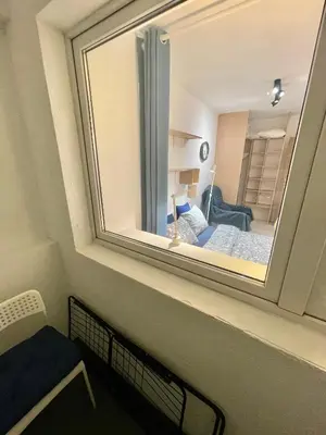 Łóżko lub łóżka w pokoju w obiekcie BLUE 3 metro WiFi 1 Gbs 75'TV Netflix Disney HBO Max AppleTV Amazon