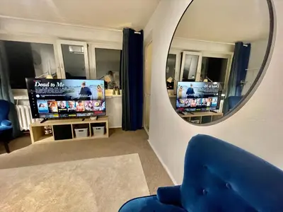 Telewizja i/lub zestaw kina domowego w obiekcie BLUE 3 metro WiFi 1 Gbs 75'TV Netflix Disney HBO Max AppleTV Amazon