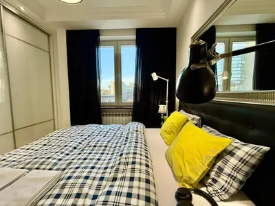 Łóżko lub łóżka w pokoju w obiekcie TOP CLASS metro fast WiFi 100 Mbs 70’TV Netflix HBO Max Disney+ AppleTV+