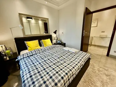 Łóżko lub łóżka w pokoju w obiekcie TOP CLASS metro fast WiFi 100 Mbs 70’TV Netflix HBO Max Disney+ AppleTV+