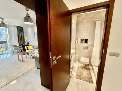 Łazienka w obiekcie TOP CLASS metro fast WiFi 100 Mbs 70’TV Netflix HBO Max Disney+ AppleTV+