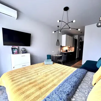 Telewizja i/lub zestaw kina domowego w obiekcie Studio Krzemieniecka, metro Słodowiec, heating, free parking by Cosmo Spirit