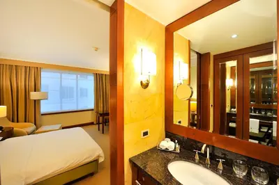 Łóżko lub łóżka w pokoju w obiekcie Regent Warsaw Hotel