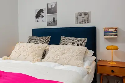Łóżko lub łóżka w pokoju w obiekcie Central Apartment Solec Wilanowska by Noclegi Renters