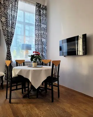 Telewizja i/lub zestaw kina domowego w obiekcie Przytulne apartamenty Nowy Świat Centrum Lok 1