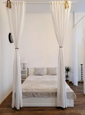 Łóżko lub łóżka w pokoju w obiekcie Przytulne apartamenty Nowy Świat Centrum Lok 1
