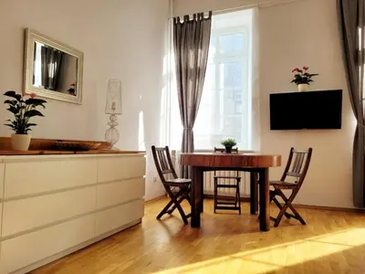 Telewizja i/lub zestaw kina domowego w obiekcie Przytulne apartamenty w centrum Warszawy Lok 2