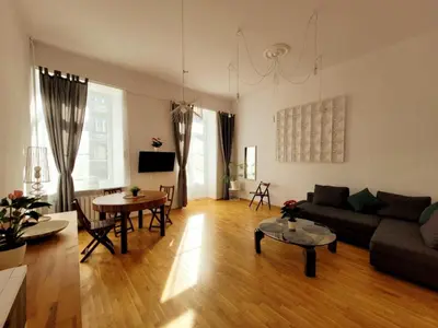 Telewizja i/lub zestaw kina domowego w obiekcie Przytulne apartamenty w centrum Warszawy Lok 2