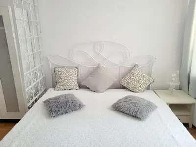 Łóżko lub łóżka w pokoju w obiekcie Przytulne apartamenty w centrum Warszawy Lok 2