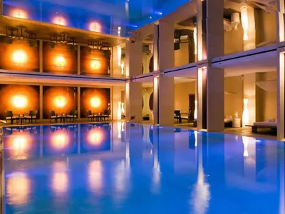 Basen w obiekcie Sofitel Warsaw Victoria lub w pobliżu