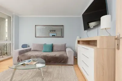 Telewizja i/lub zestaw kina domowego w obiekcie Warsaw Mokotów Lakeside Family Apartment by Noclegi Renters
