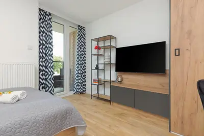 Telewizja i/lub zestaw kina domowego w obiekcie Warsaw Praga Kokoryczki Apartments with Parking by Noclegi Renters