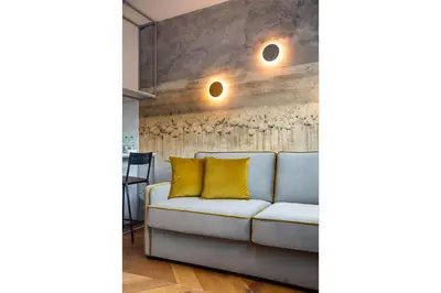 Część wypoczynkowa w obiekcie Nowa Praga Geometric Yellow Apartment by BookingHost