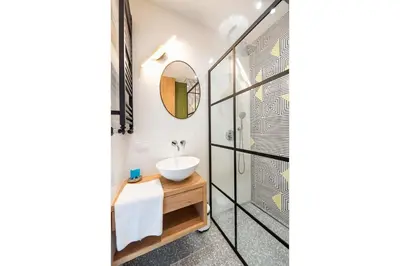 Łazienka w obiekcie Nowa Praga Geometric Yellow Apartment by BookingHost