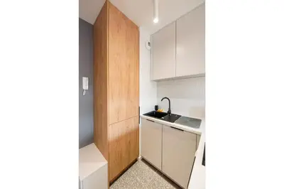 Kuchnia lub aneks kuchenny w obiekcie Nowa Praga Geometric Yellow Apartment by BookingHost