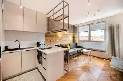 Kuchnia lub aneks kuchenny w obiekcie Nowa Praga Geometric Yellow Apartment by BookingHost