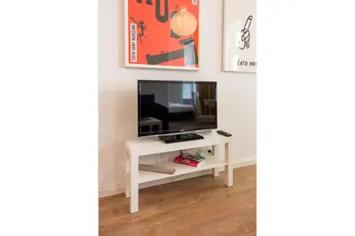 Telewizja i/lub zestaw kina domowego w obiekcie New Praga Enchanting Studio by BookingHost