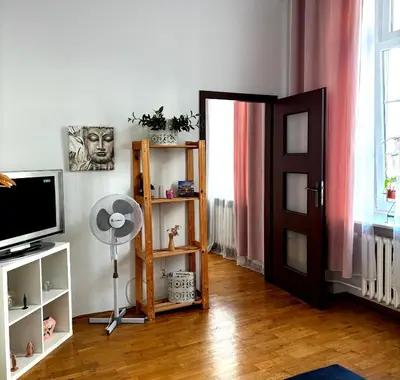 Telewizja i/lub zestaw kina domowego w obiekcie Apartamenty dobowe w centrum Warszawy Lok 3