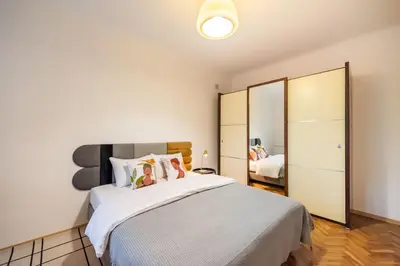 Łóżko lub łóżka w pokoju w obiekcie Metro Plac Wilsona Etno Apartament by BookingHost
