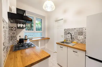 Kuchnia lub aneks kuchenny w obiekcie Metro Plac Wilsona Etno Apartament by BookingHost