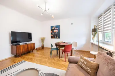 Telewizja i/lub zestaw kina domowego w obiekcie Metro Plac Wilsona Etno Apartament by BookingHost