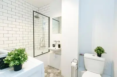 Łazienka w obiekcie Nowogrodzka 78 - Apartament dla 4 osób - 200m od Szpitala Klinicznego na Lindleya - 1km do Dworca Centralnego - Wifi - Smart TV 45 cali