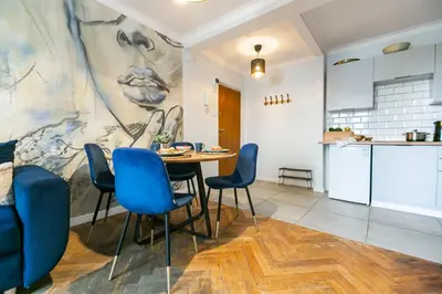 Kuchnia lub aneks kuchenny w obiekcie Nowogrodzka 78 - Apartament dla 4 osób - 200m od Szpitala Klinicznego na Lindleya - 1km do Dworca Centralnego - Wifi - Smart TV 45 cali