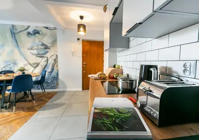Kuchnia lub aneks kuchenny w obiekcie Nowogrodzka 78 - Apartament dla 4 osób - 200m od Szpitala Klinicznego na Lindleya - 1km do Dworca Centralnego - Wifi - Smart TV 45 cali