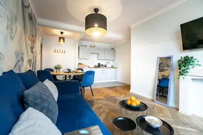 Kuchnia lub aneks kuchenny w obiekcie Nowogrodzka 78 - Apartament dla 4 osób - 200m od Szpitala Klinicznego na Lindleya - 1km do Dworca Centralnego - Wifi - Smart TV 45 cali