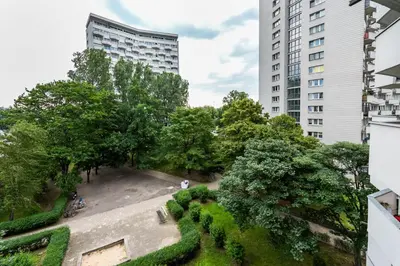 Ogród w obiekcie Solec Powiśle Apartment by BookingHost