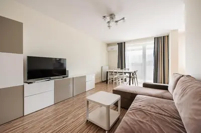 Telewizja i/lub zestaw kina domowego w obiekcie Metro Kondratowicza Spacious Apartment by BookingHost