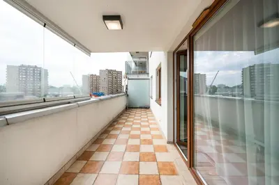 Balkon lub taras w obiekcie Metro Kondratowicza Spacious Apartment by BookingHost