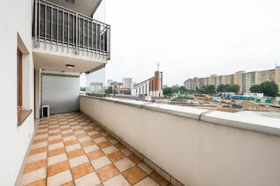 Balkon lub taras w obiekcie Metro Kondratowicza Spacious Apartment by BookingHost
