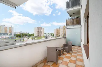 Balkon lub taras w obiekcie Metro Kondratowicza Spacious Apartment by BookingHost
