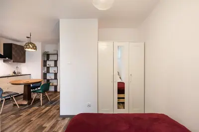 Telewizja i/lub zestaw kina domowego w obiekcie Ogród Saski Colored Studio by BookingHost
