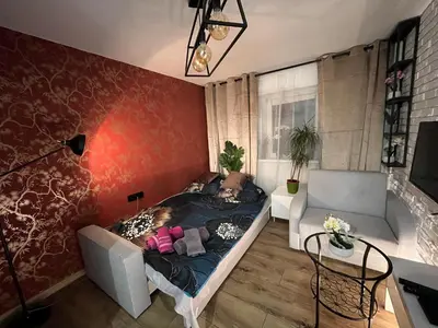 Łóżko lub łóżka w pokoju w obiekcie Kameralna kawalerka w stylu loftu blisko centrum