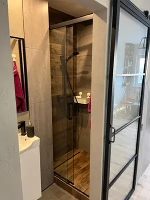 Łazienka w obiekcie Kameralna kawalerka w stylu loftu blisko centrum
