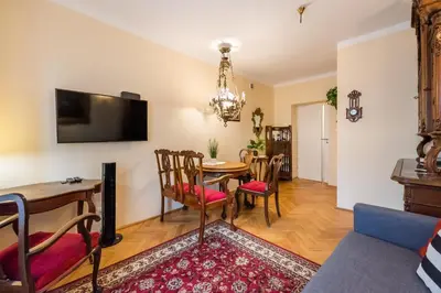 Telewizja i/lub zestaw kina domowego w obiekcie Downtown Antique Apartment by BookingHost