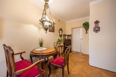 Plan piętra w obiekcie Downtown Antique Apartment by BookingHost