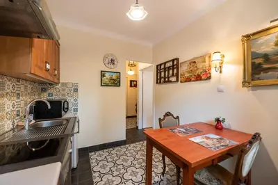 Kuchnia lub aneks kuchenny w obiekcie Downtown Antique Apartment by BookingHost