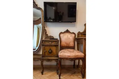 Telewizja i/lub zestaw kina domowego w obiekcie Downtown Antique Apartment by BookingHost